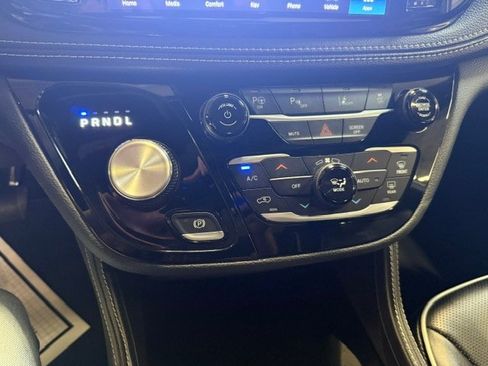 Used 2023 Chrysler Pacifica Limited w/ Uconnect Theater Family Group FWD image 45