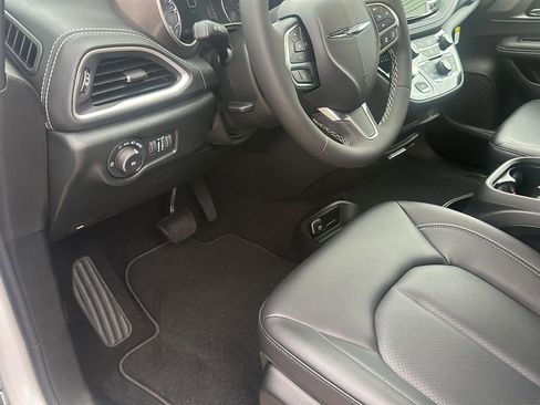 New 2026 Chrysler Pacifica Select image 11