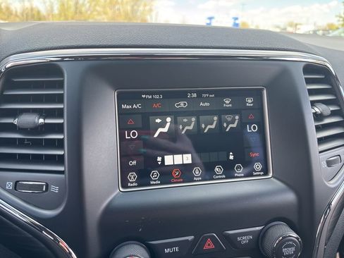 Used 2021 Jeep Grand Cherokee Laredo AWD/4WD image 18