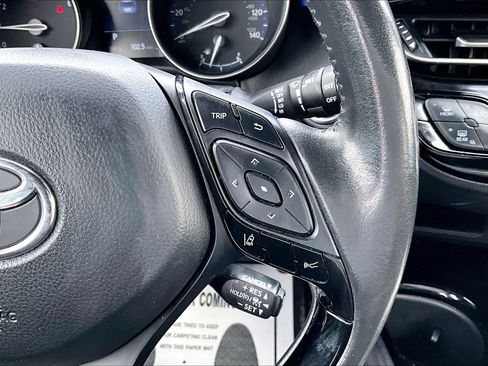 Used 2021 Toyota C-HR XLE FWD image 18