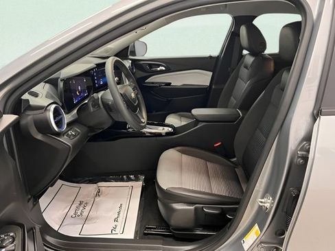 Certified 2025 Chevrolet Trax LT FWD image 16