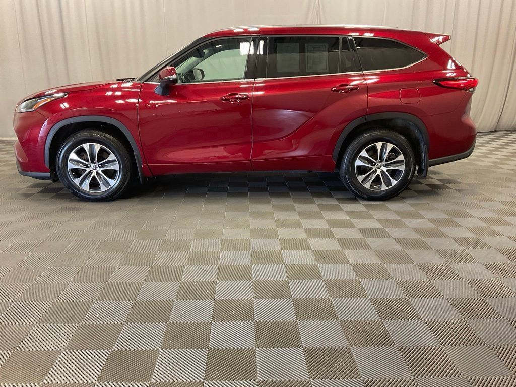 Used 2021 Toyota Highlander XLE AWD/4WD image 5