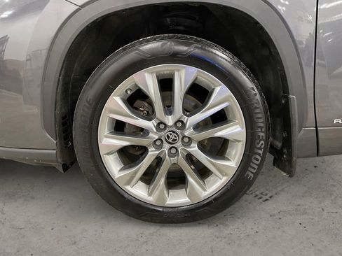 Used 2023 Toyota Highlander Limited image 14