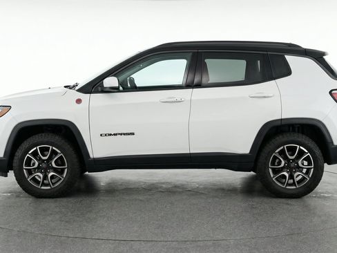 Used 2025 Jeep Compass Trailhawk w/ Trailer Tow Group AWD/4WD image 5