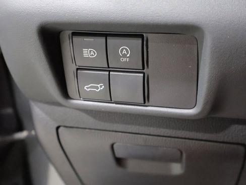 Used 2023 Toyota Highlander LE AWD/4WD image 32