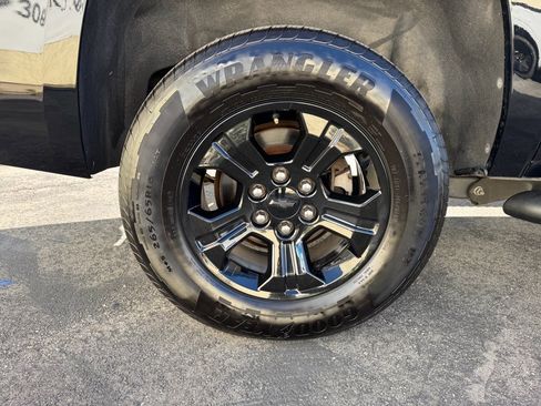 Used 2017 Chevrolet Suburban LT w/ Luxury Package image 10