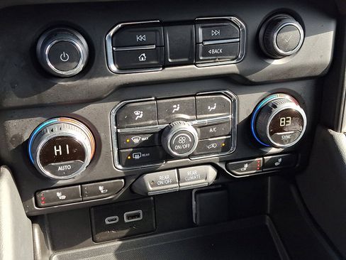 Used 2024 Chevrolet Suburban LT w/ Luxury Package image 19