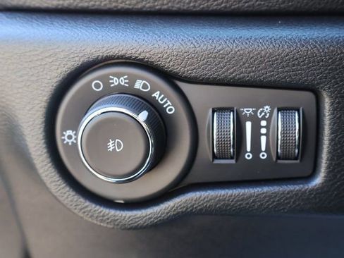 Used 2024 Chrysler Pacifica Limited FWD image 37