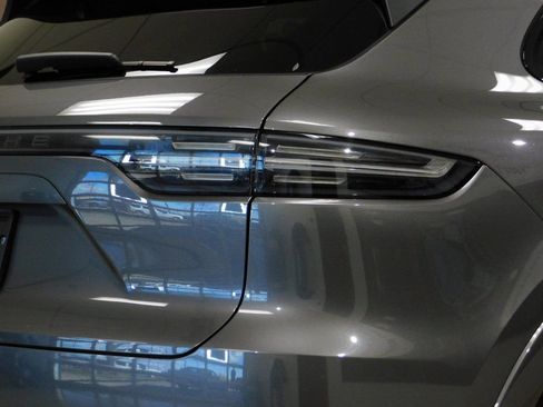 Used 2021 Porsche Cayenne GTS image 89