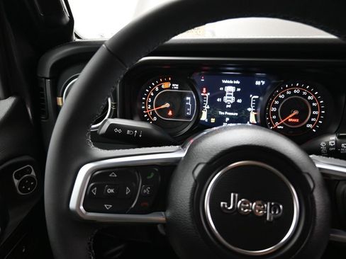 New 2026 Jeep Wrangler Unlimited Sahara AWD/4WD image 18