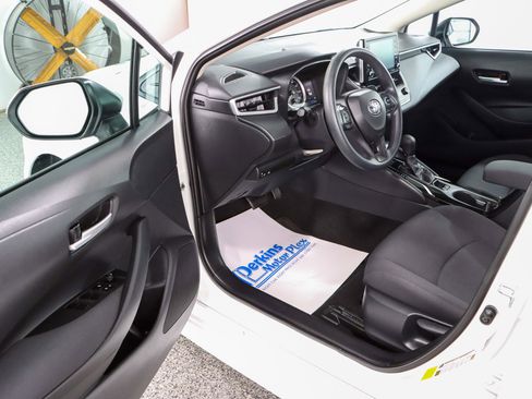 Used 2021 Toyota Corolla LE FWD image 3