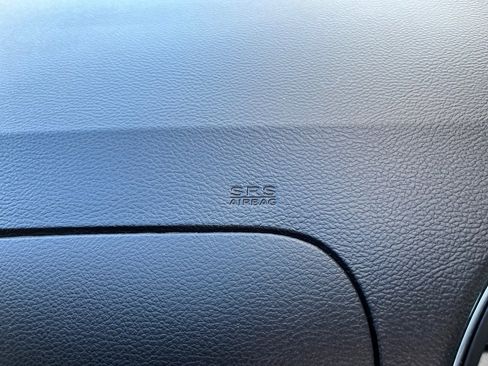 Used 2016 Chrysler Town & Country Touring-L image 34