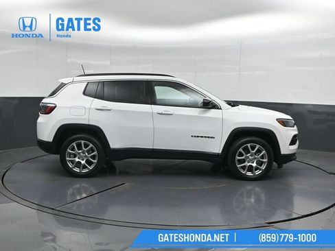 Used 2022 Jeep Compass Latitude w/ Sun and Sound Group AWD/4WD image 3