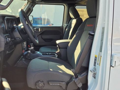New 2025 Jeep Gladiator Rubicon w/ Convenience Group AWD/4WD image 9