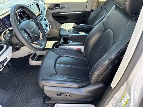 Used 2023 Chrysler Pacifica Touring-L AWD/4WD image 10