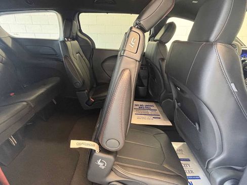 New 2027 Chrysler Pacifica Select FWD image 11