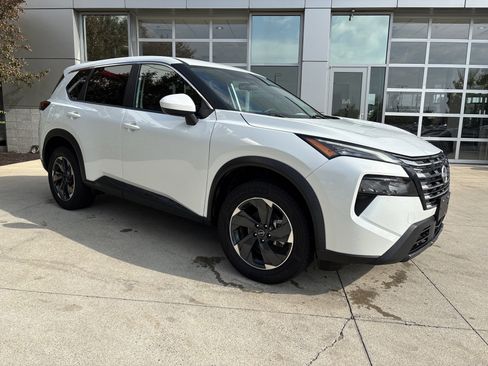 Used 2024 Nissan Rogue SV image 2