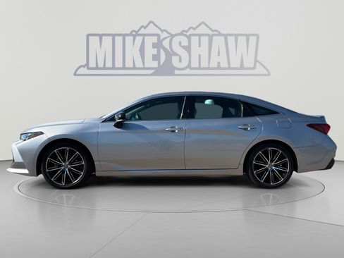 Used 2019 Toyota Avalon XSE FWD image 2