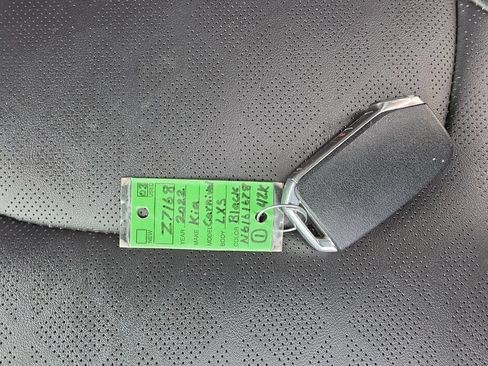 Used 2022 Kia Carnival LX FWD image 27