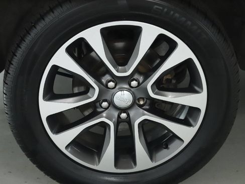 Used 2017 Jeep Grand Cherokee Overland AWD/4WD image 12