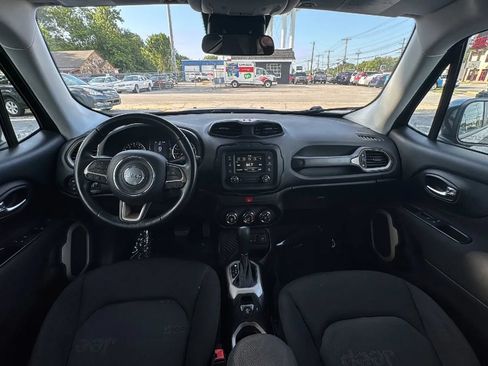 Used 2017 Jeep Renegade Latitude FWD image 10