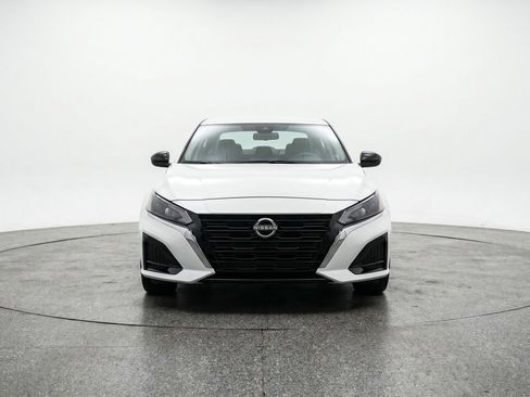 Used 2025 Nissan Altima 2.5 SV FWD image 2