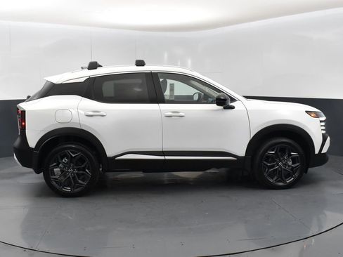 New 2026 Nissan Kicks SR w/ Illumination Package FWD image 8