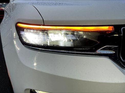 Used 2024 Jeep Grand Cherokee Limited image 31