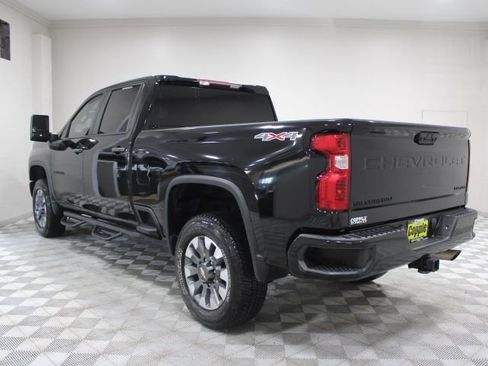 Used 2022 Chevrolet Silverado 2500 Custom w/ Custom Value Package image 9