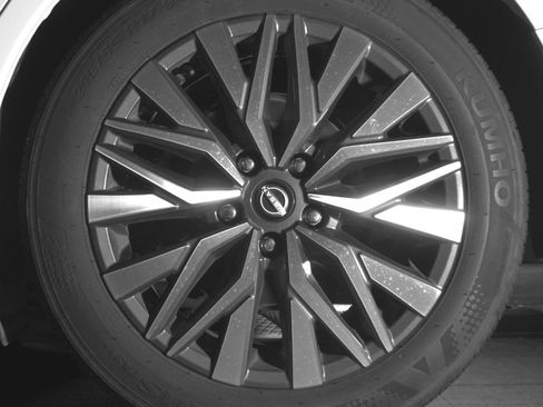 Used 2025 Nissan Altima 2.5 SV FWD image 14