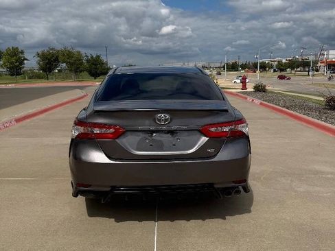Used 2018 Toyota Camry SE image 4