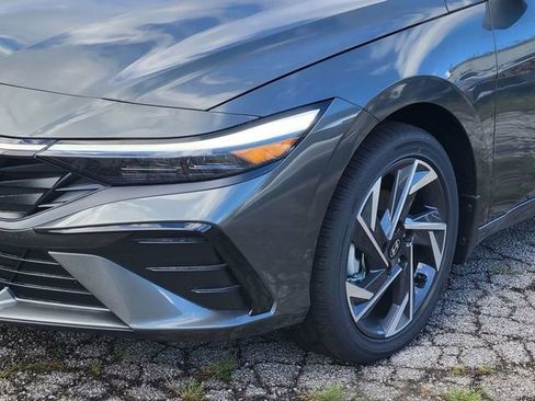 New 2025 Hyundai Elantra Limited FWD image 12