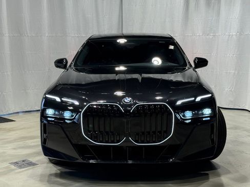 Used 2025 BMW i7 xDrive60 w/ Premium Package image 2