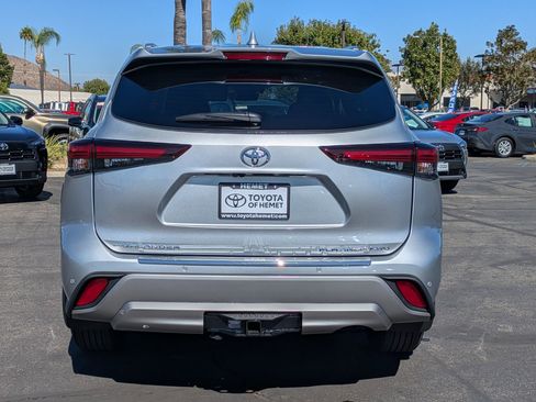 New 2025 Toyota Highlander Platinum image 8