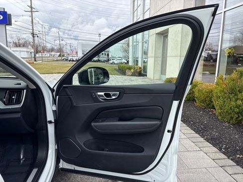 Used 2025 Volvo XC60 B5 Plus image 15