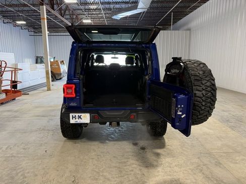 Used 2018 Jeep Wrangler Unlimited Sahara w/ Dual Top Group image 33
