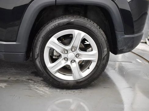 Used 2024 Jeep Compass Latitude image 36