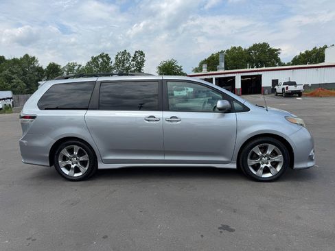 Used 2012 Toyota Sienna SE FWD image 6