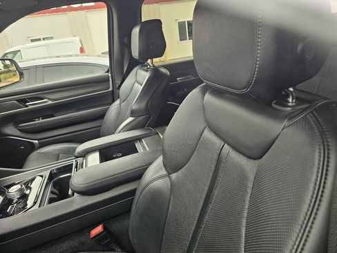 Used 2024 Jeep Wagoneer L Series II w/ Flexible Seating Group AWD/4WD image 12