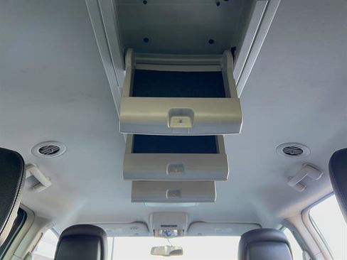 Used 2013 Chrysler Town & Country Touring image 29