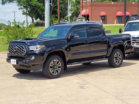 Used 2020 Toyota Tacoma TRD Sport w/ TRD Premium Sport Package AWD/4WD image 3