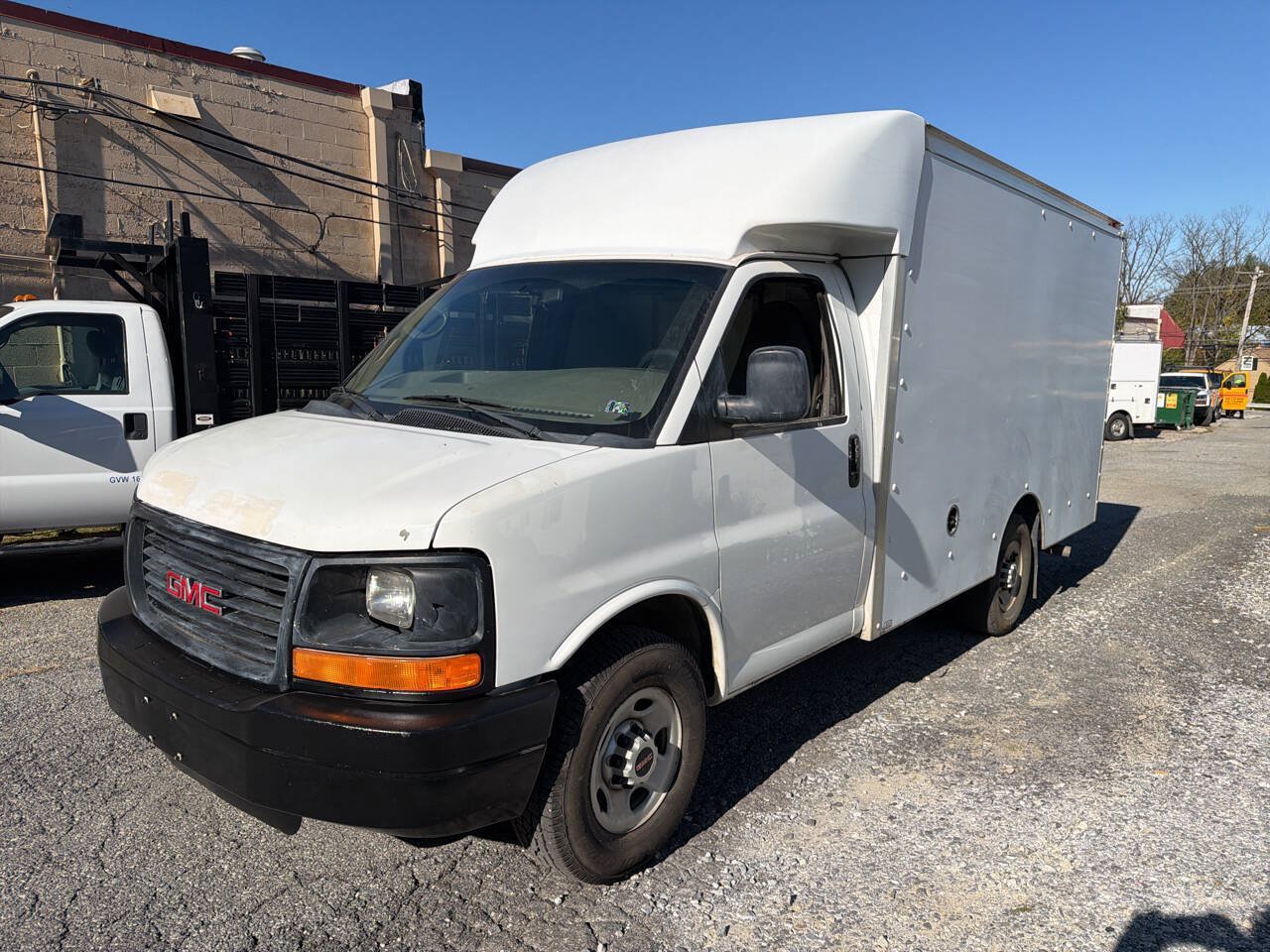 Used 2010 GMC Savana 3500 RWD image 2