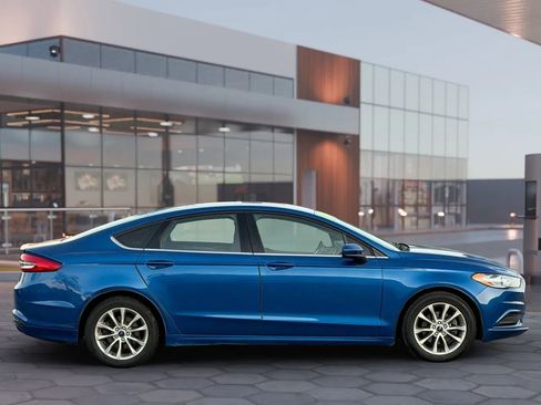 Used 2017 Ford Fusion SE w/ Fusion SE Technology Package FWD image 12