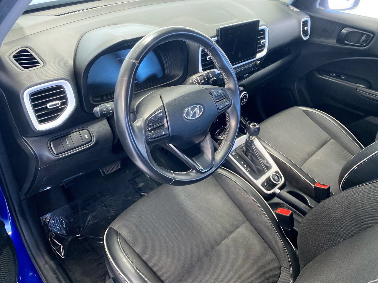 Used 2023 Hyundai Venue Limited FWD image 20