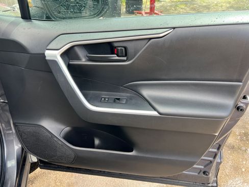 Used 2022 Toyota RAV4 LE AWD/4WD image 17