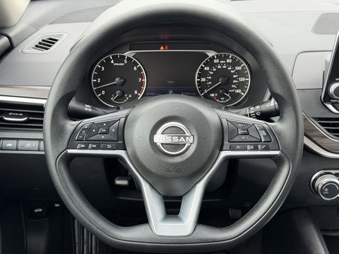 Used 2025 Nissan Altima 2.5 SV FWD image 14