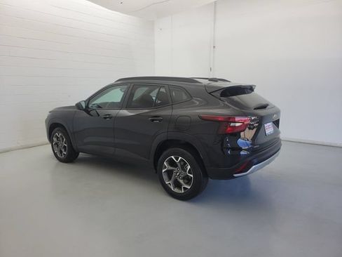 Used 2025 Chevrolet Trax LT w/ LT Convenience Package FWD image 7