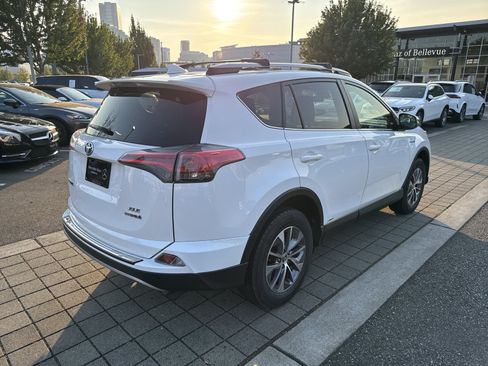 Used 2018 Toyota RAV4 XLE AWD/4WD image 5