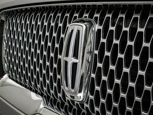 Used 2024 Lincoln Navigator Reserve image 3