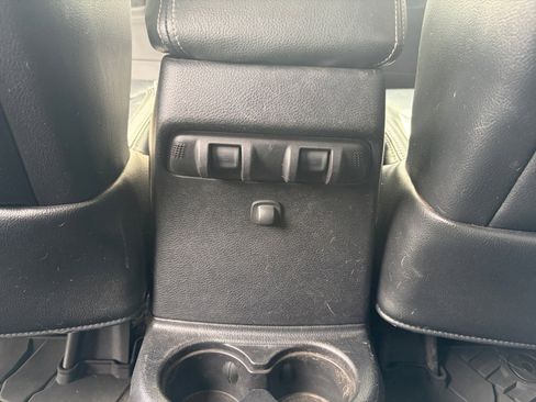 Used 2016 Jeep Wrangler Unlimited Rubicon w/ Connectivity Group AWD/4WD image 32